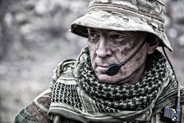 Experimentado militar militar soldado comandante primer plano retrato
 - Foto, Imagen