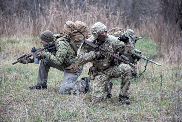 Soldados del ejército militar trabajan en equipo táctico en el bosque
 - Foto, imagen