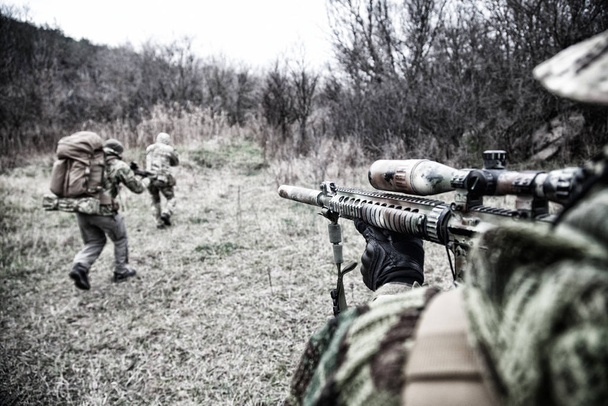 Vojáci komanda bojovníci komando se řítí do lesů - Fotografie, Obrázek