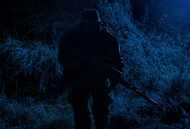 Infanterieschießen mit Scharfschützengewehr in der Dunkelheit - Foto, Bild