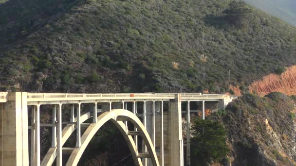 Bixby Creek Bridge, znany również jako Bixby Canyon Bridge, na wybrzeżu Big Sur w Kalifornii, 2018 - Materiał filmowy, wideo