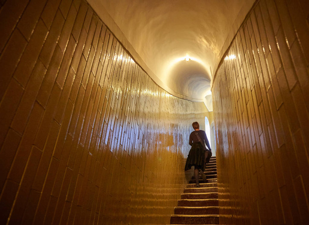 Roma, İtalya 'nın tünelinde kadın manzarası - Fotoğraf, Görsel
