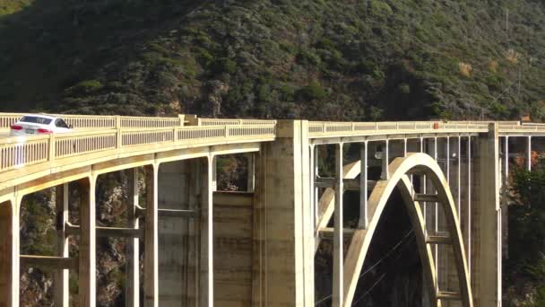 Bixby Creek Bridge, noto anche come Bixby Canyon Bridge, sulla costa del Big Sur in California, 2018 - Filmati, video
