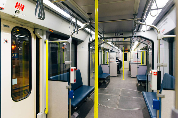 Интерьер вагона метро в Калгари Метро, Канада
 - Фото, изображение