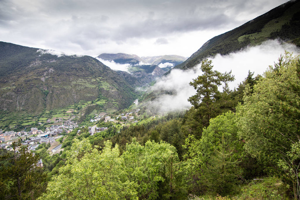 Luchtfoto van een klein dorpje van Encamp, gelegen in de Pyreneeën, in Andorra. Geweldige plek om te wandelen, wandelen, kamperen. Geweldige wandeling in het bos met veel ongelooflijk uitzicht op de bergen - Foto, afbeelding