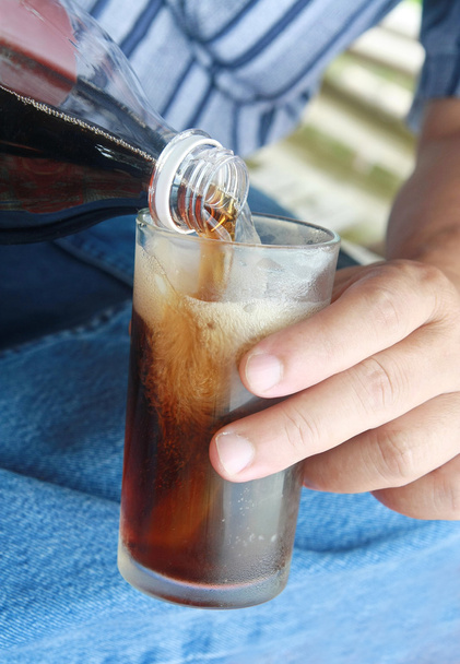mensen drinken cola - Foto, afbeelding