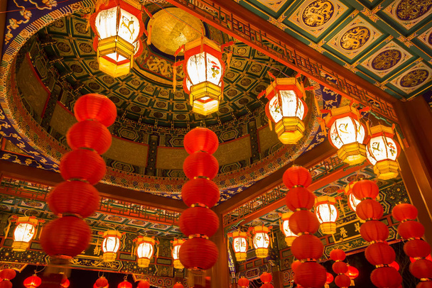 Bâtiments traditionnels chinois la nuit
 - Photo, image