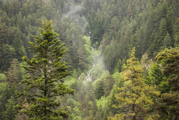 Uma vista da trilha Engolasters Lake-Les Pardines Path (Encamp). Este é um bom passeio moderado de 2 horas que dá excelentes veiws de Andorra-a-Vella e as florestas de pinheiros e montanhas
. - Foto, Imagem