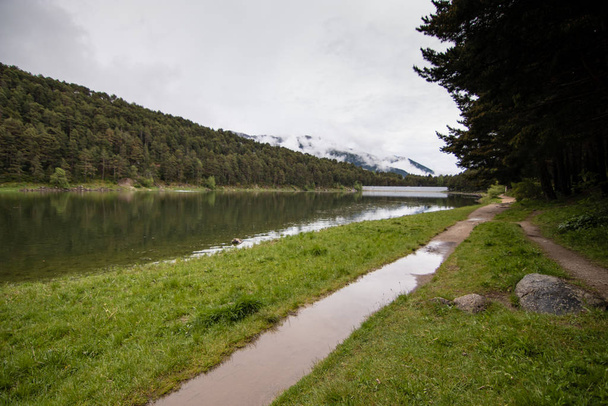 Η λίμνη Engolasters, στην ενορία Encamp της Ανδόρας, είναι μια λίμνη που σχηματίζεται σε μια παγετώδη κατάθλιψη. Βρίσκεται κοντά στην Ανδόρα La Vella, την πρωτεύουσα της Ανδόρας. - Φωτογραφία, εικόνα
