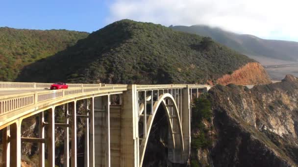 Most Bixby Creek, známý také jako most Bixby Canyon, na pobřeží Big Sur v Kalifornii, 2018 - Záběry, video