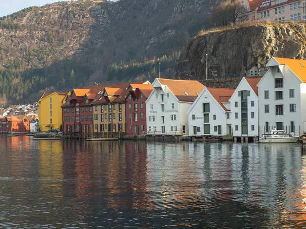 Kleurrijke huizen op palen in Bergen - Foto, afbeelding