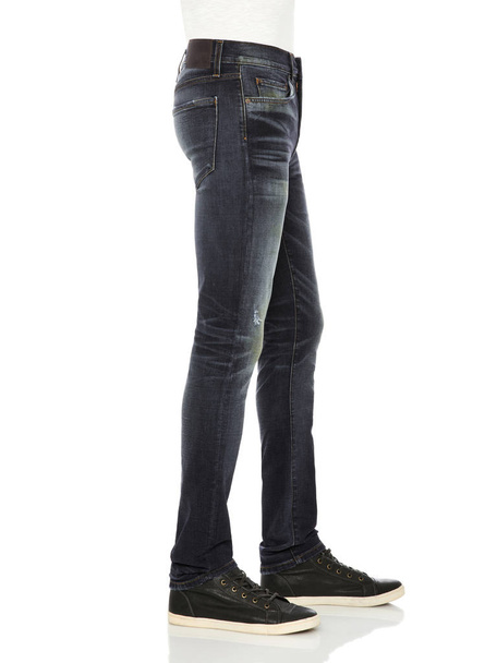 blaue enge Jeans mit schwarzen Absätzen für Frauen, blaue lässige Jeans für Frauen mit Kantenmuster gepaart mit schwarzen Schuhen und weißem Hintergrund - Foto, Bild