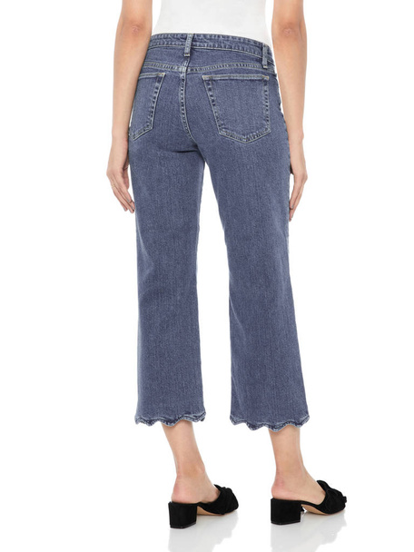 modré těsné džíny s černými podpatky pro ženy, modré ležérní džíny pro ženy s designem okrajů spárované s černou obuví a bílým pozadím - Fotografie, Obrázek