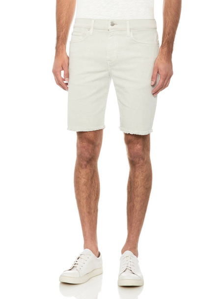 Calções casuais para homens emparelhados com camiseta casual branca e sapatos com sapatos e fundo branco
 - Foto, Imagem