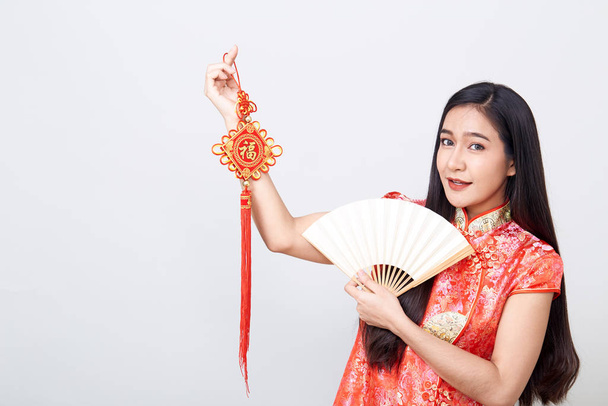 アジア人女性身に着けているchongSam上の白 - 写真・画像