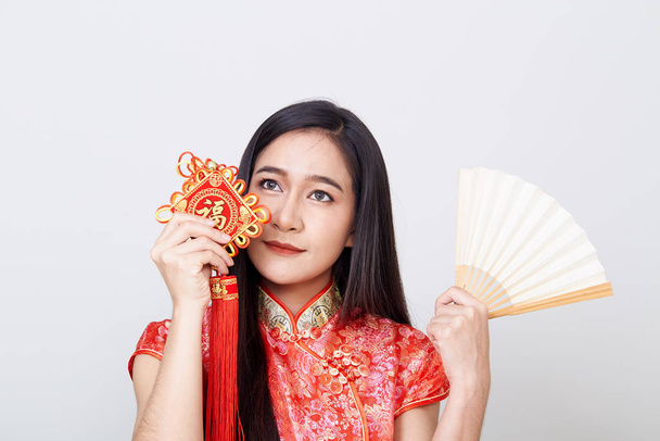 Ázsiai nő visel cheongsam fehér - Fotó, kép