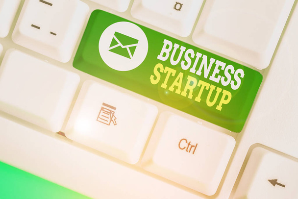 Handschrift tekst Business Startup. Begrip onderneming die zich in de eerste fase van haar activiteiten bevindt. - Foto, afbeelding