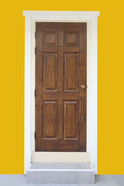 ovi ja keltainen seinä
 - Valokuva, kuva