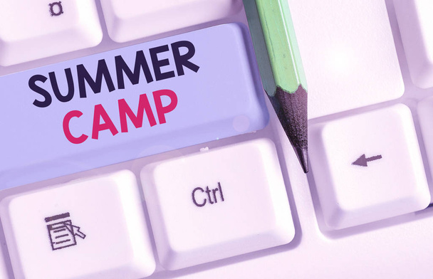 Scrittura concettuale a mano che mostra Summer Camp. Business foto testo supervisionato programma per bambini condotto durante l'estate
. - Foto, immagini