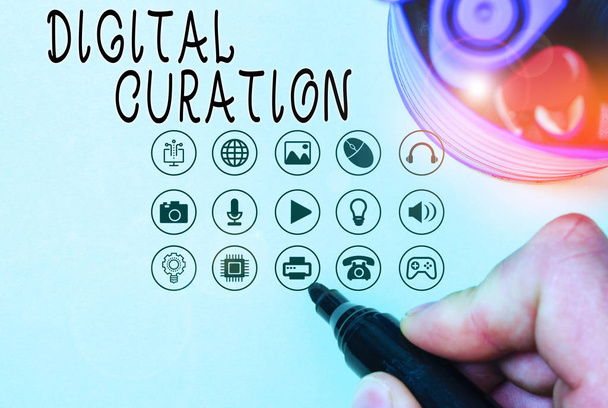 Handschrifttekst Digital Curation. Concept: het verzamelen en archiveren van digitale activa voor onderhoud. - Foto, afbeelding