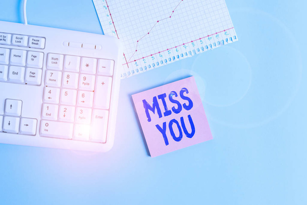 Escritura conceptual que muestra a Miss You. Exhibición de fotos de negocios Sentirse triste porque ya no está aquí mensaje amoroso Papel azul teclado oficina estudio cuaderno gráfico números memorándum
. - Foto, imagen