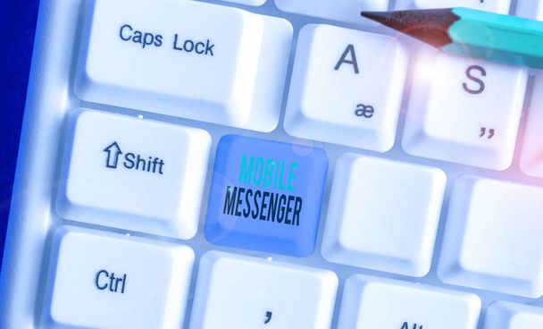 Sinal de texto mostrando Mobile Messenger. Ferramenta móvel de foto conceitual que permite aos usuários enviar mensagens de chat
. - Foto, Imagem