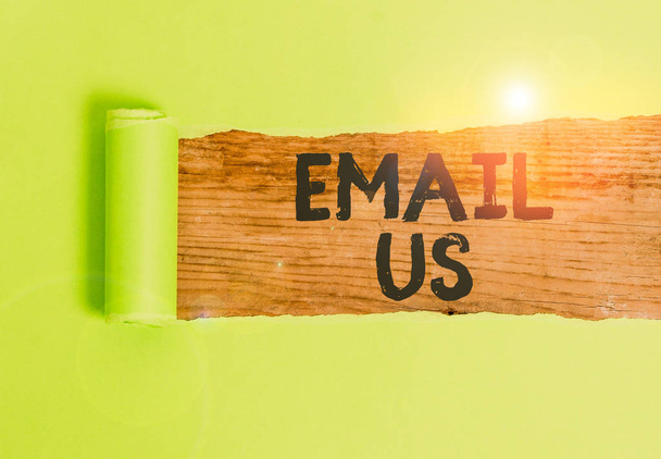 Szövegírási szöveg E-mail nekünk. Üzleti koncepció kereskedelmi üzenet küldése egy olyan csoportnak, amely egy klasszikus fa asztal felett középen széttépett e-mail kartont használ. - Fotó, kép