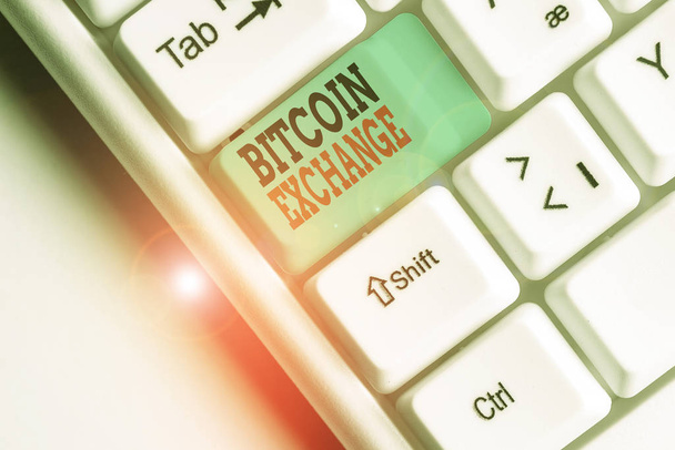 Bitcoin Exchangeを示すテキスト記号。トレーダーがビットコインを売買できる概念的な写真デジタル市場. - 写真・画像