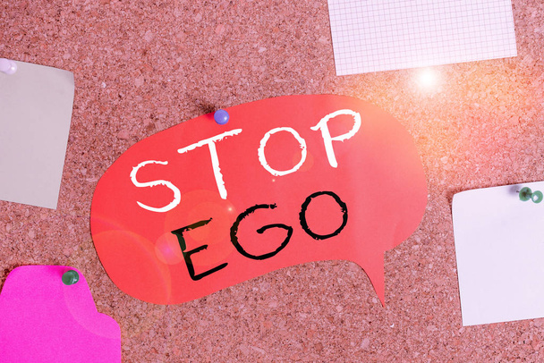 Handschrift Text Stop Ego. Konzept, das bedeutet, steuern Sie Ihre Besessenheit über eine Entscheidung oder ein Ereignis oder irgendetwas Korkboard Farbe Größe Papiernadel Thumbtack Heftblatt Plakatwand Pinnwand. - Foto, Bild