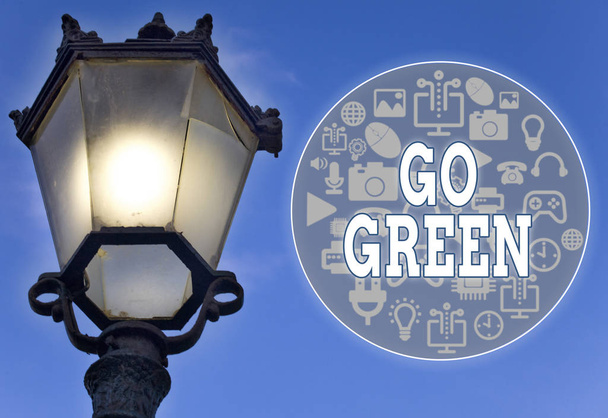 Текстовый знак "Go Green". Концептуальное фото принятие более экологически чистых решений, как сокращение переработки
. - Фото, изображение