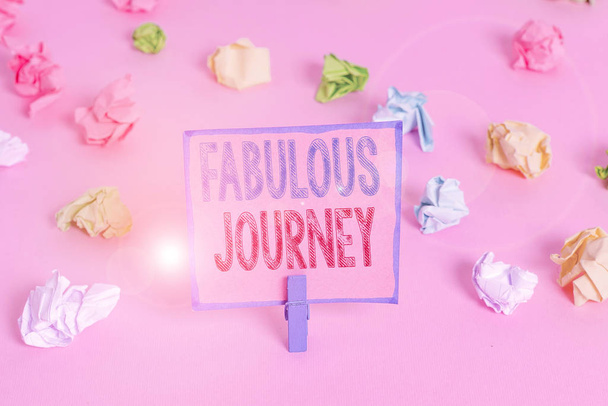 Sana kirjoittaa tekstiä Fabulous Journey. Liiketoiminta konsepti aarrearkku muistoja kirjoittajien kokemuksia Värilliset rypistynyt papereita tyhjä muistutus vaaleanpunainen lattia tausta clothespin
. - Valokuva, kuva