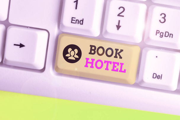 ブックホテルを示すテキスト記号。ホテルの部屋や宿泊施設を持つように配置された概念的な写真. - 写真・画像