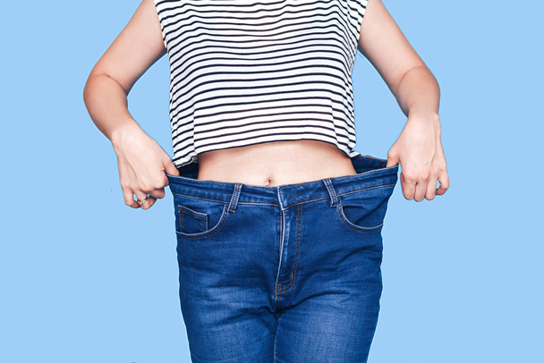 hubená žena tělo s volné kalhoty džíny - Fotografie, Obrázek