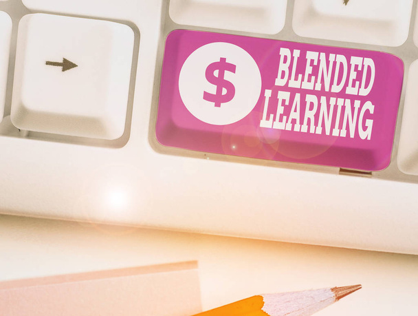 Konceptualne pismo ręczne pokazujące Blended Learning. Biznesowy tekst fotograficzny łączy tradycyjne lekcje klasowe z nauczaniem online. - Zdjęcie, obraz