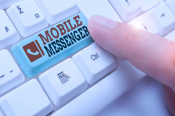 Signo de texto que muestra Mobile Messenger. Herramienta móvil de fotos conceptual que permite a los usuarios enviar mensajes de chat
. - Foto, Imagen