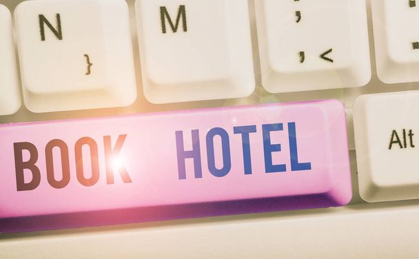 Signo de texto que muestra Book Hotel. Foto conceptual un arreglo que usted hace para tener una habitación de hotel o alojamiento
. - Foto, imagen