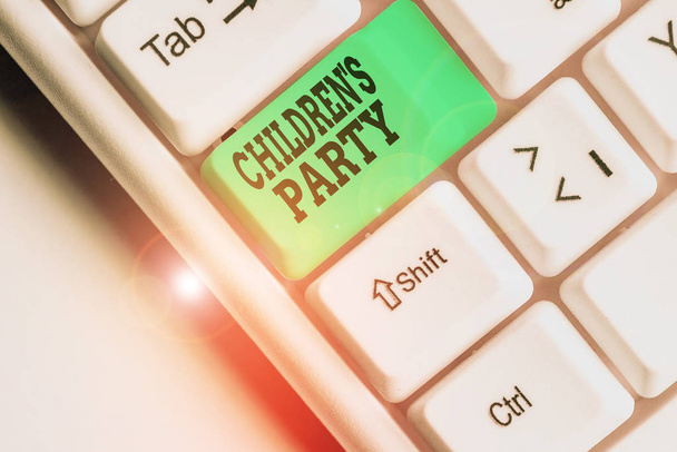 Ecriture conceptuelle montrant Children S Is Party. Business photo texte rassemblement social ou le divertissement fourni pour les enfants
. - Photo, image