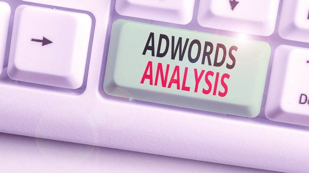 Kirjoitetaan muistiinpanoja Adwords Analysis. Business valokuva esittelee seurata kampanjoita ja varmistaa investointien tuotto mainoksissa
. - Valokuva, kuva