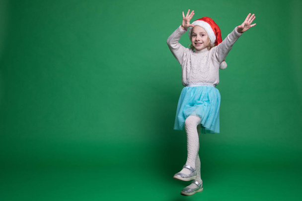 Felice bambina in cappello di Babbo Natale saltando
 - Foto, immagini