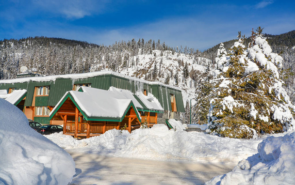  Зимний горный курорт в Мэннинг Парк, BC
. - Фото, изображение