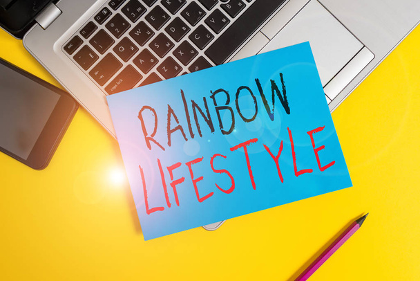 Piszę notatkę z Rainbow Lifestyle. Biznes zdjęcie pokazując tę samą płeć pary lub osoby w społeczności Lgbt metaliczny laptop mały papier kartka ołówek smartphone kolorowe tło. - Zdjęcie, obraz
