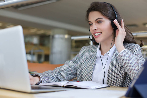 Woman customer support operator with headset and smiling. - Fotoğraf, Görsel
