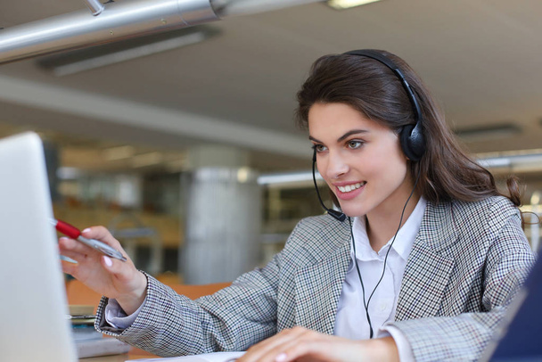 Woman customer support operator with headset and smiling. - Foto, Imagen