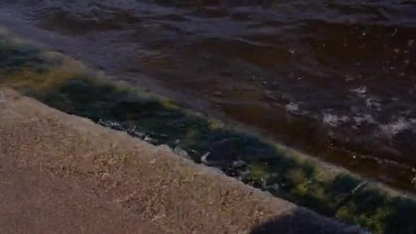 Golven slaan tegen granieten treden op de Neva dijk. Sint-Petersburg. Rusland - Video