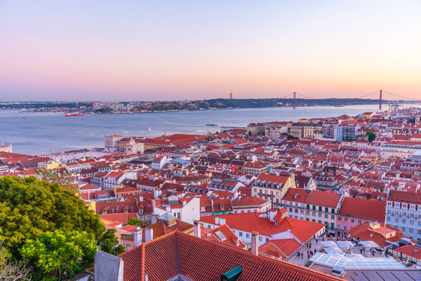 Sunset view of cityscape of Lisbon with Praca do Comercio square - Foto, afbeelding
