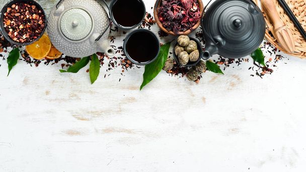 Assortimento di tè, tazze e teiere su sfondo bianco in legno. Cerimonia del tè cinese. Vista dall'alto. spazio libero per il testo
. - Foto, immagini