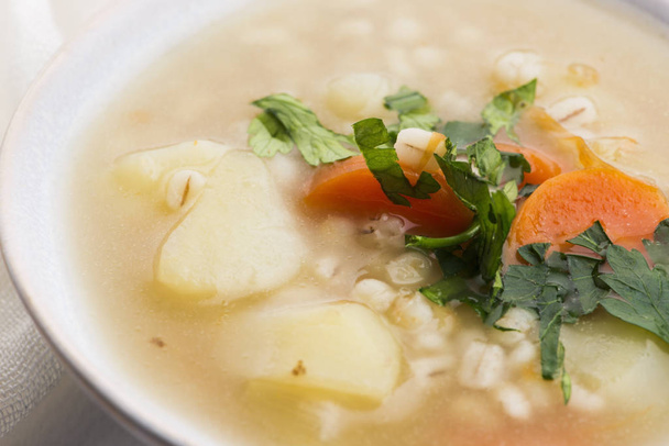 Ячмінний суп, ячмінь у білій мисці
 - Фото, зображення
