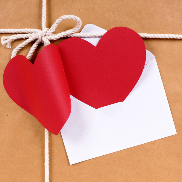 Valentin-napi kártya vagy ajándék címke, barna papír csomag - Fotó, kép