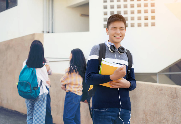 jong student tiener jongen of middelbare school student dragen schoo - Foto, afbeelding