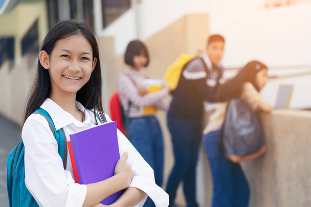 jovem estudante adolescente menina estudante do ensino médio carregando schoolb
 - Foto, Imagem